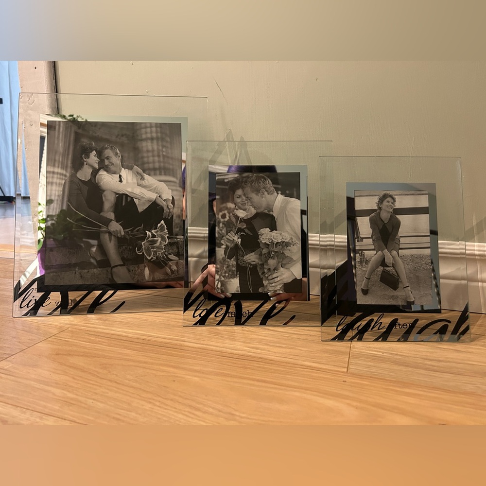 3 picture frames in different sizes with beautiful loving words. Great 🎁!